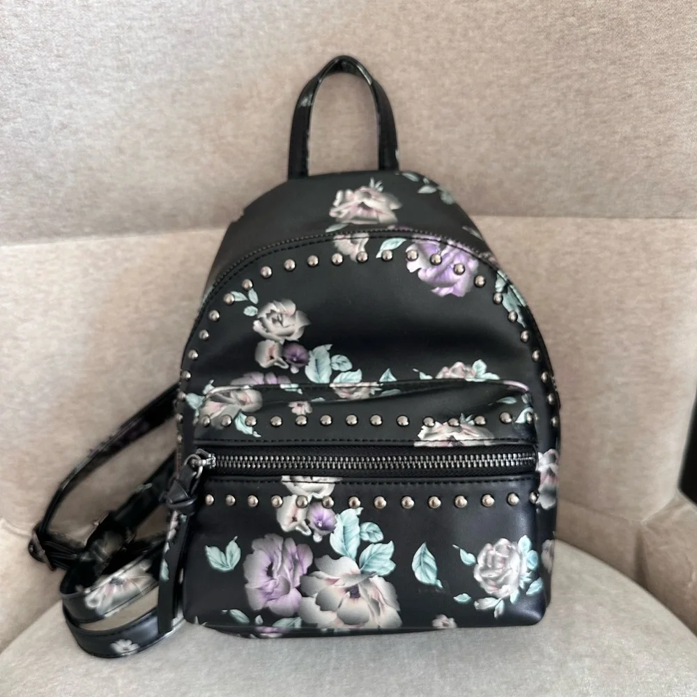 Mini backpack with flowers, double pocket.